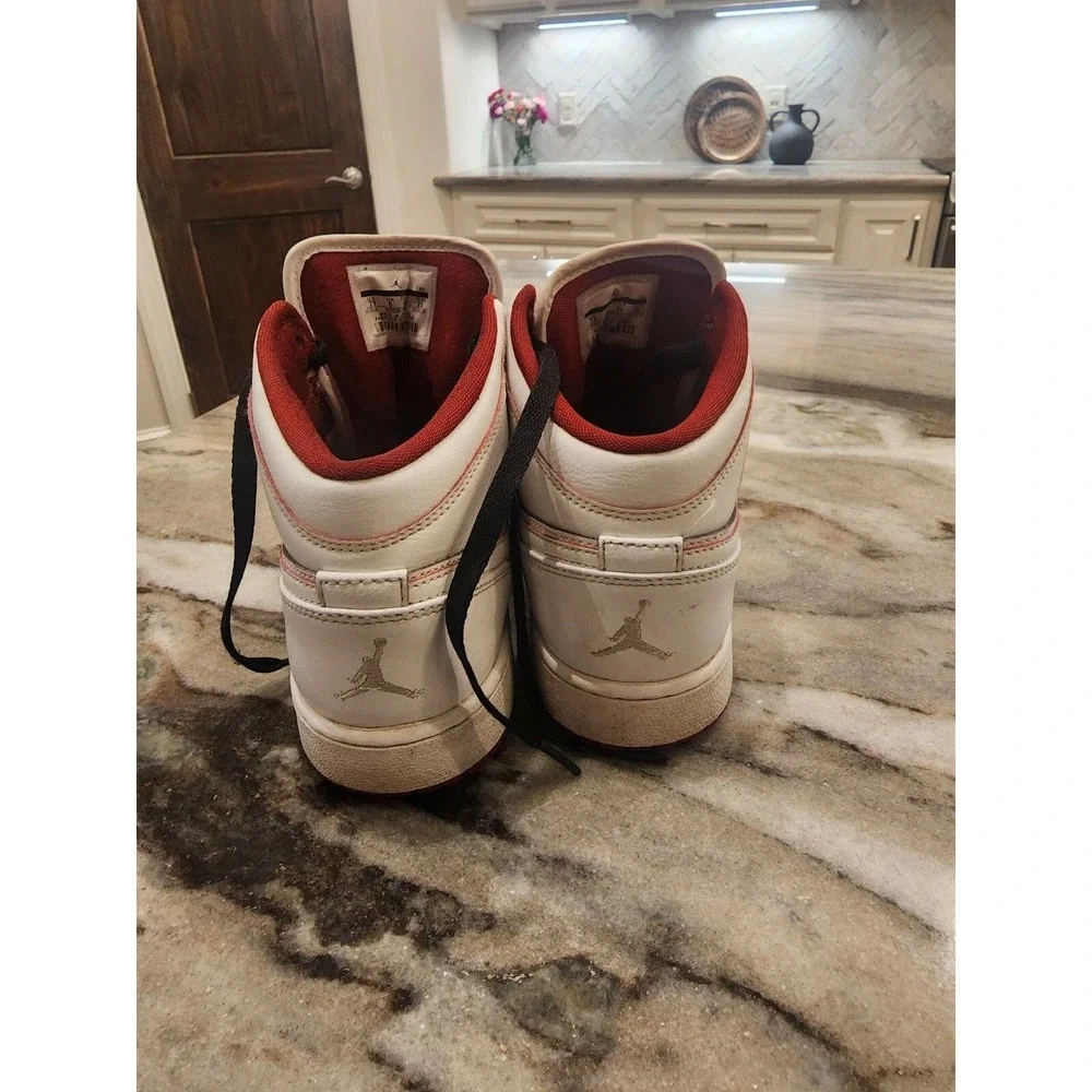 Nike Air‎ Jordan Mid 'White Gym Red' size 7Y
